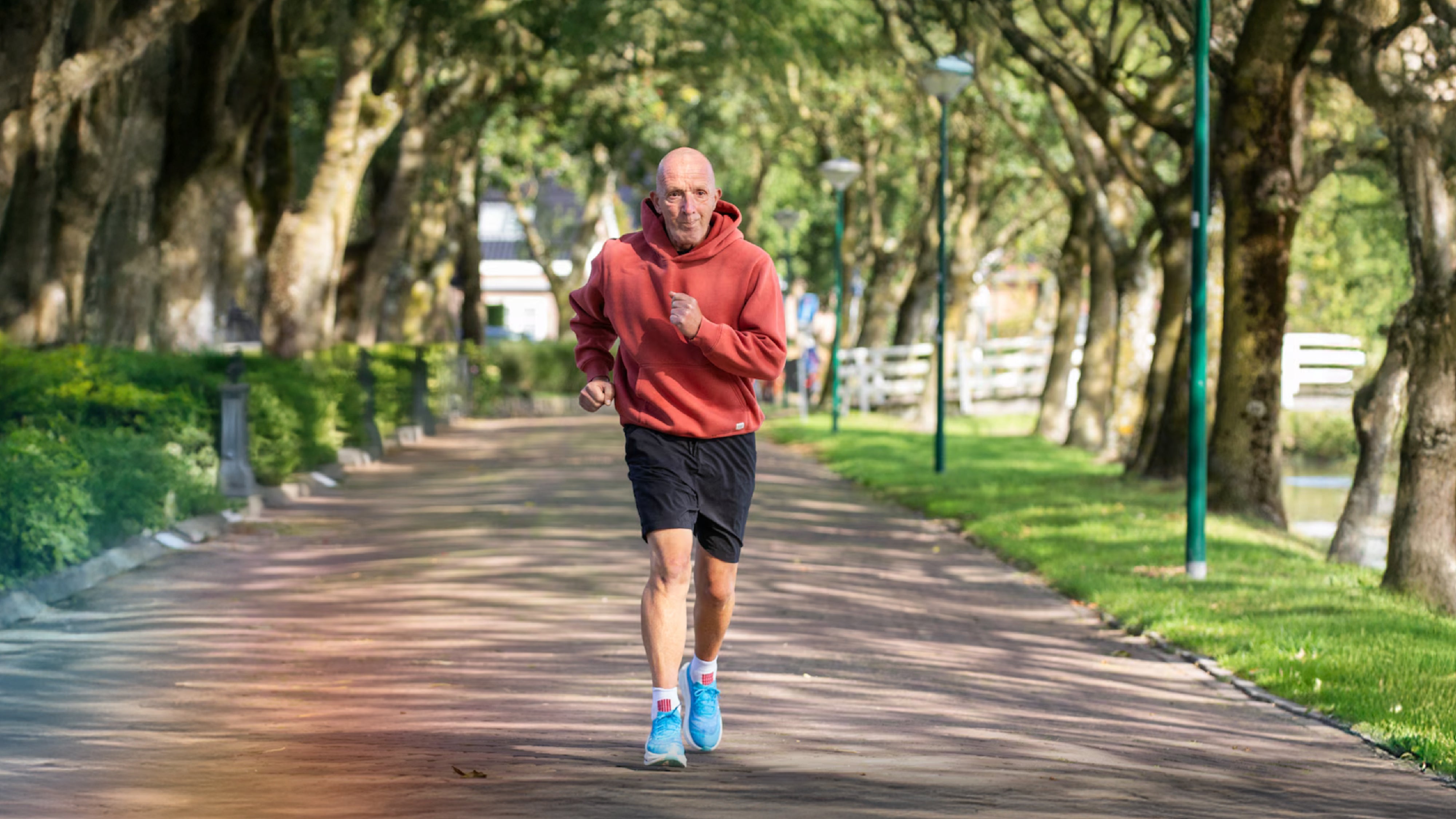 Goed tegen winterblues, geen jetlag meer én deze bril zorgt ervoor dat parkinson-patiënt Jan (63) weer kan hardlopen
