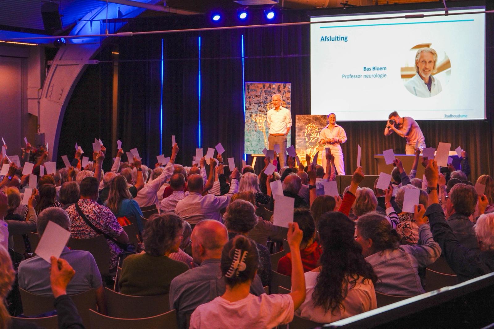 Propeaq lichtbril op RadboudUMC Parkinson Symposium - prof.dr. Bas Bloem op het podi